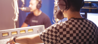 Deux personnes dans un studio de radio